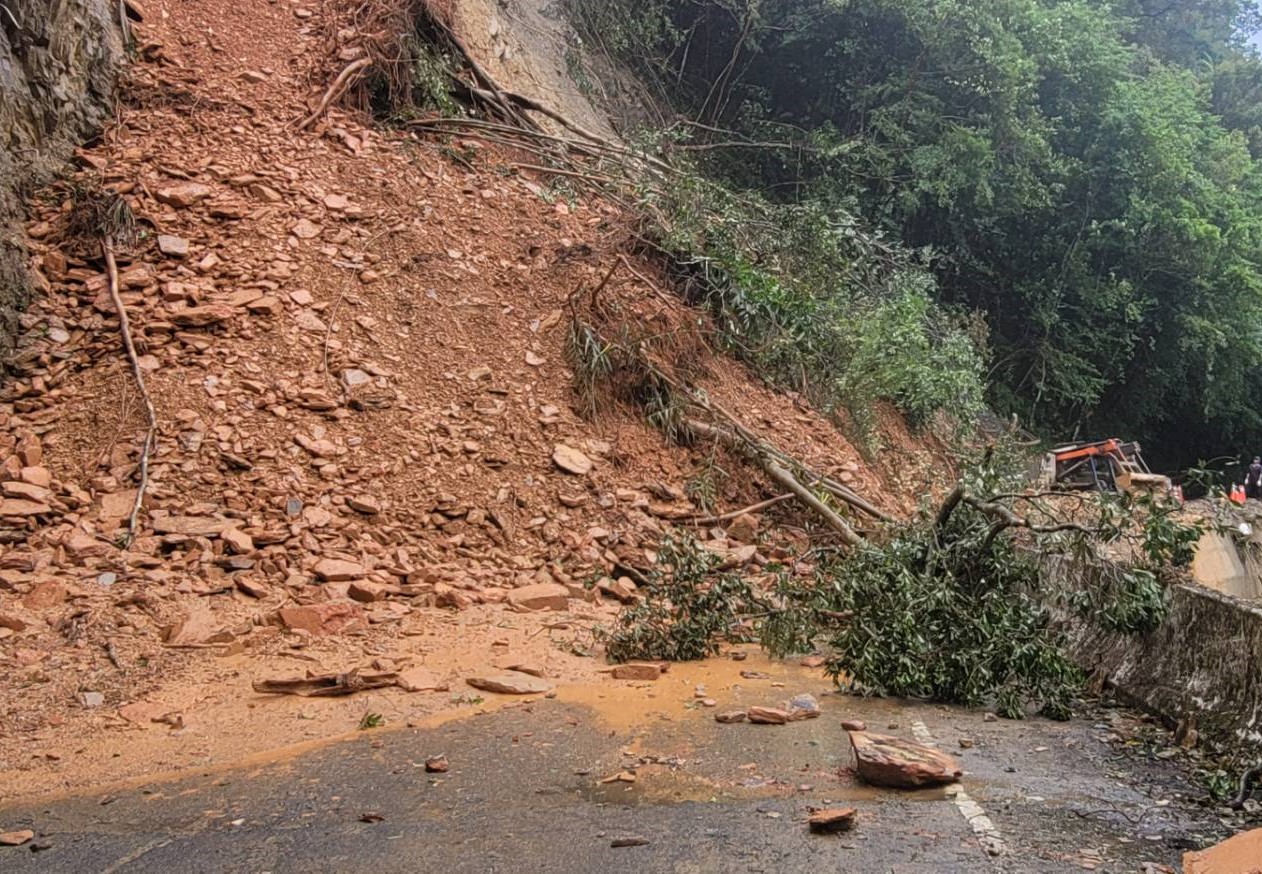 圖一  聯外道路2.8K因尼莎颱風豪雨，111年10月16日上邊坡發生崩塌。(另開視窗)