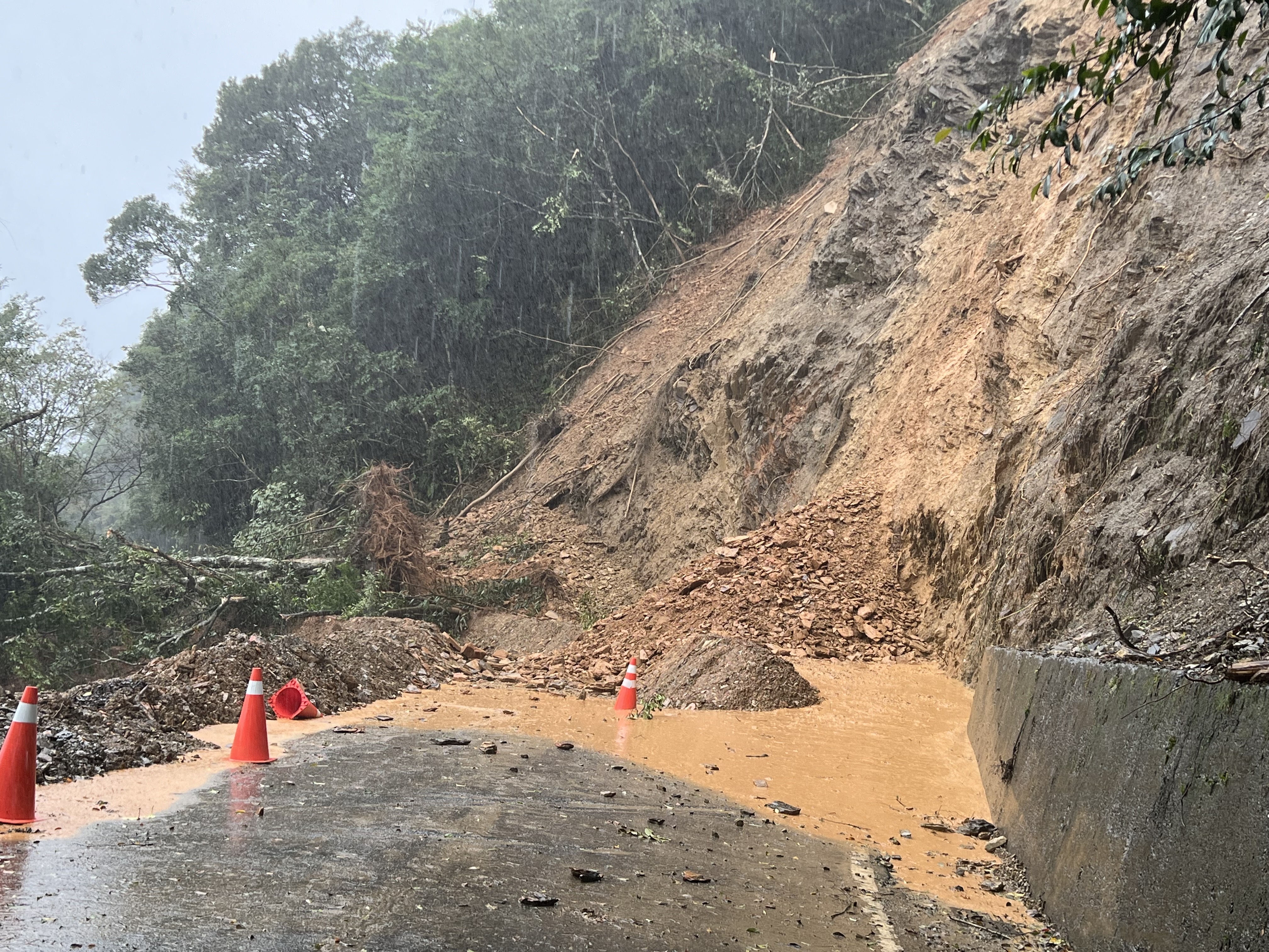 圖二  因奈格颱風豪雨，111年10月31日上邊坡再度崩塌，土石滑落覆蓋路基。(另開視窗)